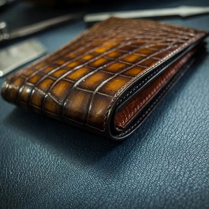 Cartera de Cuero con Patrón de Cocodrilo Hecha a Mano para Hombre, Delgada, con Protección RFID, Estilo Formal, Accesorios de Vestir para las Cuatro Estaciones, en Venta - Product Image 6
