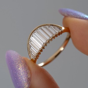 Anillo de Diamantes Cultivados en Laboratorio con Diseño de Media Luna y Curva Baguette, Oro de 10K, 14K, 18K, Minimalista, Apilable, para Boda - Product Image 1