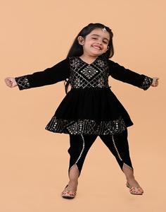 Conjunto de kurti de terciopelo de manga larga y dhoti - Negro - Product Image 3