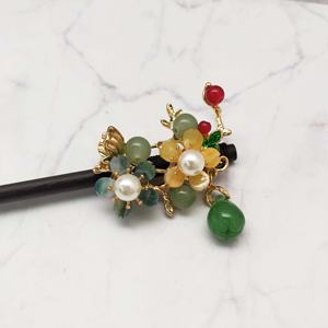 กิ๊บติดผมวินเทจ 18 ซม. ทำจากพลาสติกและไม้ ประดับด้วยลูกปัด พู่ห้อย และดอกไม้  เครื่องประดับผมคุณภาพสูง ดีไซน์หรูหรา - Product Image 4