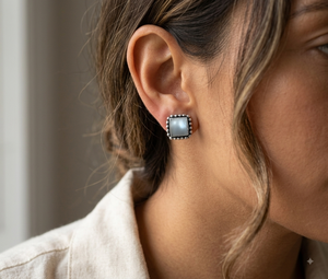 Boucles d'oreilles clous en argent sterling 925 avec perle d'eau douce carrée, bijoux minimalistes classiques en perle blanche pour femmes - Product Image 1