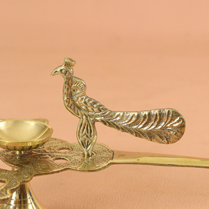 Lampe Diya en laiton en forme de paon, finition dorée, polie, lampe à huile traditionnelle avec support pour la décoration de la maison, du temple et des festivals - Product Image 3