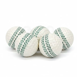 Pelota de Cricket Profesional IBEX HILLS de Cuero con Núcleo de EVA, con Forma Superior, Agarre Mejorado y Vuelo Consistente para Práctica - Product Image 6