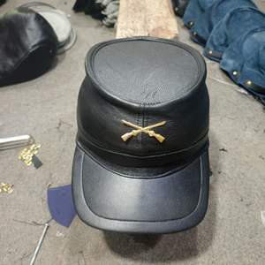 Esta es una gorra de pana color óxido con un diseño bordado de hoja y sol. - Product Image 6