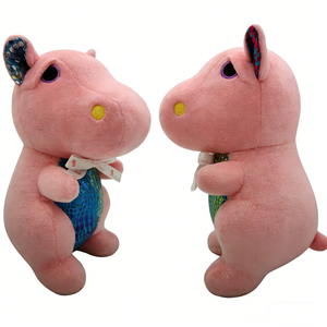 Cuerpo de felpa suave color rosa pastel con brillo, forma de hipopótamo gordo sentado en posición vertical. - Product Image 2