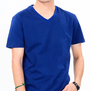 เสื้อยืดแขนสั้นคอวีลายทางสำหรับผู้ชาย ทรงลำลอง สีน้ำเงิน - Product Image 1