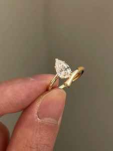 Anillo de banda abierta curvada con corte de pera alargado de 2.02 CT cultivado en laboratorio, diseño único para mujer, con oro macizo de 14K, para regalo de promesa nupcial. - Product Image 2