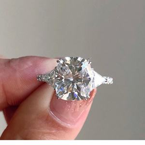 La mejor calidad 4,90 CT EF VVS Cojín alargado Triángulo Moissanite Plata de ley Rodio Plateado Ajuste de Punta Anillo IGI - Product Image 4