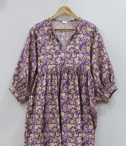 ชุดเดรสผ้าฝ้ายแท้ 100% ระบายอากาศได้ดี งานแฮนด์เมดสำหรับผู้หญิง ความยาวปานกลาง |   ลายดอกไม้ ย้อมสีแบบไทได คอวี แขนพอง ทรงเอไลน์ สำหรับใส่ทำงานในออฟฟิศ - Product Image 5