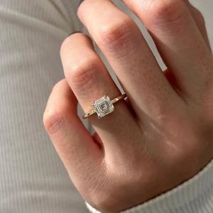 Bague de fiançailles solitaire élégante en platine avec diamant de laboratoire taille Asscher, design tendance, sertissage cathédrale à double griffe haute - Product Image 4