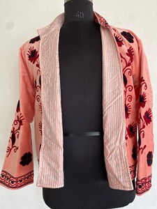 เสื้อแจ็คเก็ตกำมะหยี่สีชมพูสุดหรู ทรงครอป พร้อมลวดลายดอกไม้ซูซานีอันประณีต  แบบเอธนิค แขนยาวเต็มตัว ดีไซน์เนอร์โค้ท - Product Image 2