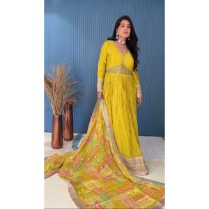 ชุดราตรีสีเหลืองออกแบบโดยดีไซเนอร์ชุดปาร์ตี้มีสไตล์ชุด Pent and Dupatta - Product Image 1