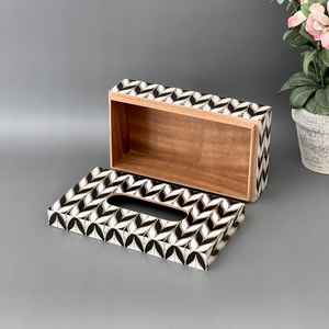 Boîte à mouchoirs en bois avec incrustations de os, motif intemporel, écologique, personnalisable, pour une touche d'élégance – Forte demande - Product Image 1