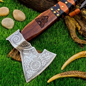 Hache Viking en Acier à Haute Teneur en Carbone Forgée à la Main, Manche en Bois de Palissandre Personnalisé OEM, Hachette à Barbe avec Étui en Cuir, Hache de Camping et de Bushcraft - Product Image 2