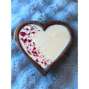 Vela de cera de lujo en forma de corazón en recipiente de madera |   Vela Aromática de Soya con 3 Mechas |   Regalo Romántico para Boda |   Decoración para el Hogar Hecha a Mano - Product Image 1