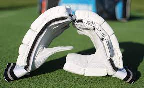 Gants de cricket personnalisés avec rembourrage supplémentaire pour les doigts, protection renforcée des articulations et panneaux en maille respirante - Product Image 2