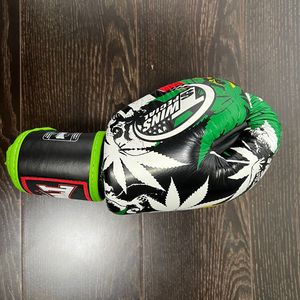 Ensemble de protège-tibias et de gants de boxe Muay Thai en cuir personnalisés OEM, pour entraînement professionnel de kickboxing, respirant et absorbant l'humidité - Product Image 3