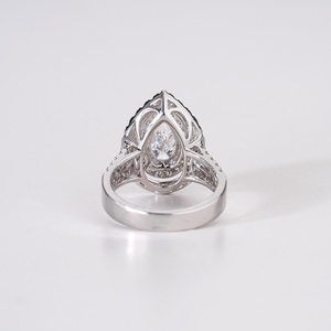 แหวนมรกตทรงลูกแพร์คุณภาพสูง ผลิตในห้องปฏิบัติการ ทอง 14K เครื่องประดับชั้นดีสำหรับทุกเพศ เหมาะสำหรับงานหมั้นและงานแต่งงาน ดีไซน์เหนือกาลเวลา - Product Image 3