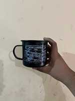 Taza Térmica de Metal Esmaltado Negro con Logotipo de Calavera, Diseño Impreso de Estilo Lujoso, para Camping, con Asa, para Regalo al Aire Libre