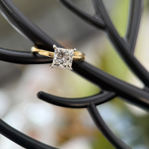 Anillo de Compromiso de Oro Amarillo de 14K con Diamante Cultivado en Laboratorio de Corte Princesa de 1.50 Quilates, Certificado IGI, Anillo Solitario Clásico - Product Image 5