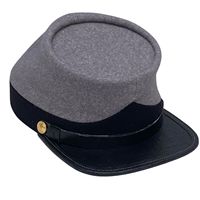Reproducción de una gorra Kepi de artillería de la Guerra Civil Estadounidense con un distintivo cúpula roja, una banda gris oscuro y una visera de cuero negro.