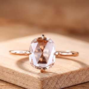 Bague de fiançailles solitaire en or massif 10K 14K 18K avec diamant de laboratoire taille coussin rose, couleur DEF, clarté VS VVS, certifié IGI - Product Image 1