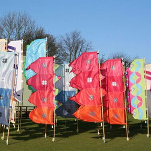 Banderas Pop-Up Coloridas con Diseños de Tréboles para Exhibición en Exteriores - Product Image 1