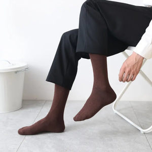 ถุงเท้าผู้ชายคุณภาพสูง ผ้าฝ้ายบาง ลายโลโก้ตามสั่ง สไตล์ลำลองธุรกิจ สีขาว แพ็ค 6 คู่ ถุงเท้าผู้ชายแบบเรียบ ขายส่ง - Product Image 4