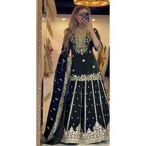 Ensemble de costume pour femmes de créateur pour les fêtes, brodé avec des sequins - Product Image 3