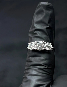 Vente flash - Bague à trois pierres en moissanite argentée avec serti à griffes, design personnalisé, pour fiançailles, anniversaire, célébrations et occasions spéciales - Product Image 2