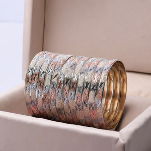 Brazaletes chapados en oro de 3 tonos al por mayor, brazaletes de latón de 3 tonos personalizados, brazaletes de joyería de moda, brazaletes de lujo rellenos de oro tricolor - Product Image 3