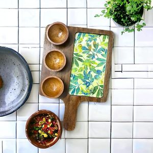 Tabla de Madera Hecha a Mano para Servir Tapas y Salsas con Arte de Azulejos Coloridos y Acabado Rústico para Decoración de Cocina - Product Image 4