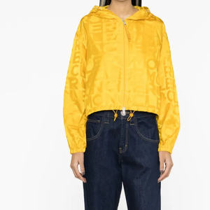 Chaqueta con Capucha Unisex Vernant, Color Amarillo Banana, con Estampado de Logotipo en Satén, Cierre de Cremallera, Talla Grande, Diseño de Alta Gama - Product Image 4