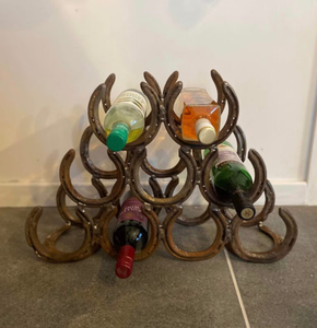 Étagère murale rustique en forme de fer à cheval pour bouteilles de vin, support décoratif en maille écologique pour spiritueux et bouteilles - Product Image 1
