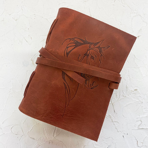 Diario de Cuero Esotérico de Estilo Vintage Hecho a Mano, Único, Al-Amir, con Patrón de Caballo, de la Artesanía Tradicional de Rajasthan - Product Image 2