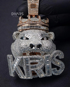 Pendentif Lettre Personnalisée Grosse et Sertie de Diamants, Bijou Bling Bling pour Homme, Pendentif Prénom Personnalisé en Moissanite Baguette avec Ours - Product Image 4
