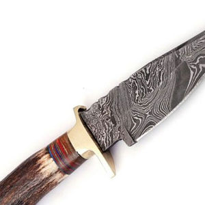 Cuchillo de caza hecho a mano de acero de Damasco con hoja de punta caída, mango de madera y virola dorada. Cuchillos de Damasco para uso en exteriores. - Product Image 4