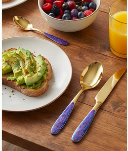 Ensemble de couverts plaqués or avec manches irisées violettes, compatibles lave-vaisselle, design glamour pour la table de mariage - Product Image 4