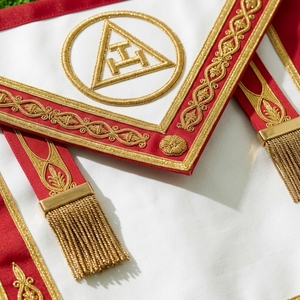 Écusson carré classique maçonnique brodé en 3D personnalisé avec bordure rouge et franges dorées, à coudre sur vêtement - Product Image 3
