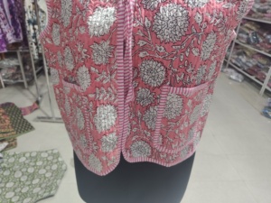 เสื้อกั๊กผ้าควิลท์ลายดอกไม้สีชมพู คอวี แขนกุด มีกระเป๋าปะ ผ้าฝ้ายทอ เสื้อแจ็คเก็ตสำหรับฤดูใบไม้ผลิ ของขวัญสำหรับเธอ - Product Image 5
