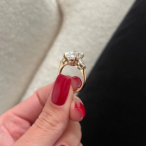 Bague de fiançailles à trois pierres en diamant ovale de 5,7 carats F VVS2 cultivé en laboratoire, certifiée IGI, or 14K/18K pour femmes - Product Image 3