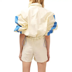 Ensemble deux pièces coupe-vent léger et sans couture avec logo, comprenant un sweat à capuche d'été et un short décontracté en nylon uni pour femme, sur mesure - Product Image 4