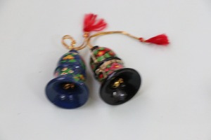 Ensemble de 2 cloches de Noël en verre peintes à la main, imprimées en UV en couleur, décorations traditionnelles rouges suspendues pour l'arbre - Product Image 2