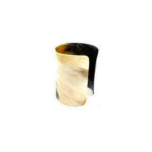Brazalete de cuerno de búfalo de diseño, pieza hecha a mano a la moda para mujeres, para uso diario y fiestas. - Product Image 1