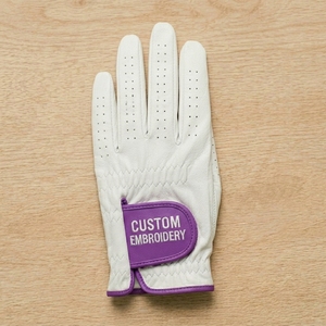 ถุงมือหนังกอล์ฟแบบกำหนดเอง OEM ระบายอากาศได้ดี จับกระชับมือ ปักลายปิดผนึก ผู้ผลิตอุปกรณ์กอล์ฟแบรนด์ส่วนตัว - Product Image 5