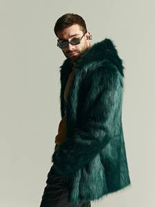 Sweat à capuche vert en fausse fourrure pour homme, coupe oversize, décontracté, pour l'hiver, avec pull en tricot marron et pantalon en cuir noir - Product Image 3