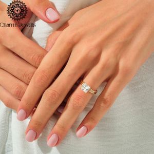 Bague de fiançailles et d'éternité classique pour femme en argent plaqué or rose avec moissanite taille coussin et sertissage à griffes - Product Image 6