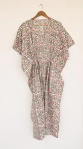 Vestido Kaftan Maxi Boho Chic Rosa con Estampado Floral Hecho a Mano, Cuello en V, Corte Holgado, Algodón, Casual, para Vacaciones y Playa - Product Image 4