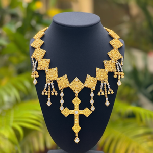 Conjunto de Collar Gargantilla con Cruz de Diamantes y Cobre Geométrico Chapado en Oro de 18K - Product Image 3