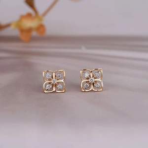 Pendientes Minimalistas con Diamantes Florales en Oro, Elegantes Pendientes de Diamantes de Corte Redondo para Mujer, Joyería de Diamantes de Lujo para Uso Diario - Product Image 1